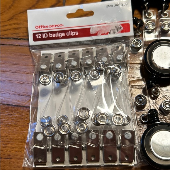 34 Badge Clips - Picture 2 of 5